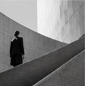 Persona subiendo una escalera en un edificio de hormigón
